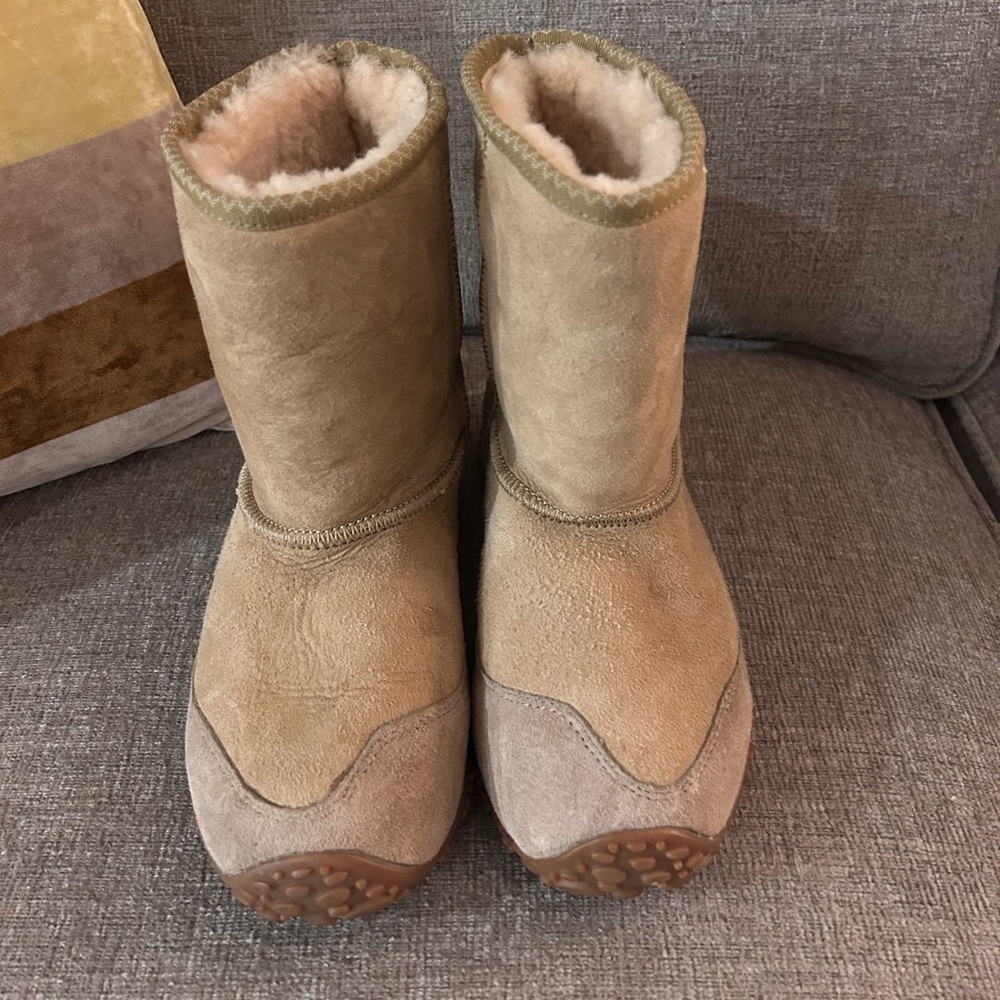 Merrell size 5.5 wm Yeti Chameleon boots in taupe. Great condition!!